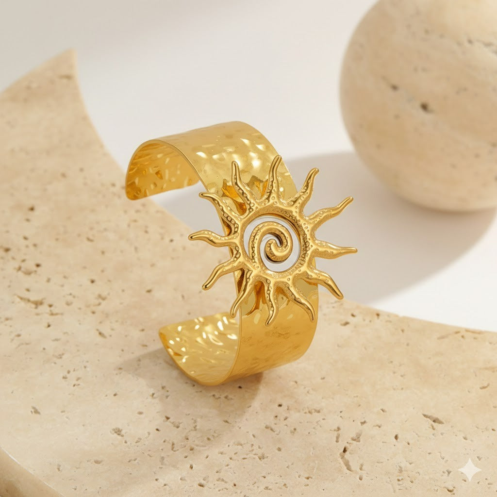 Ατσάλινο Βραχιόλι Χειροπέδα με Ανάγλυφο Ήλιο Χρυσό Χρώμα