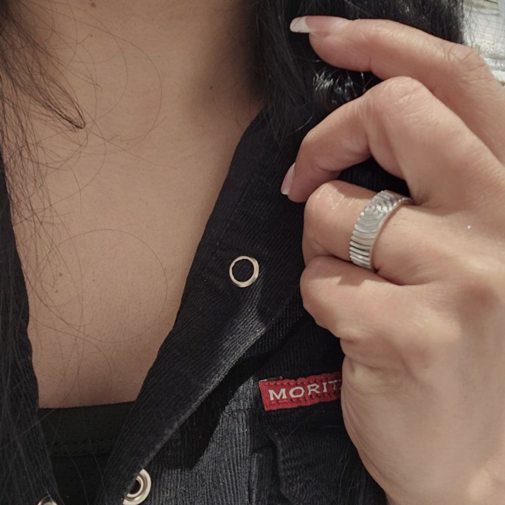 Ατσάλινο Δαχτυλίδι Με Γραμμές Και Πέτρα Ζιργκόν - Ασημί