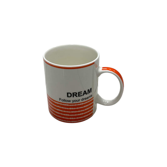 Κεραμικό φλιτζάνι με λέξη “Dream”, ιδανικό για ζεστά ροφήματα.